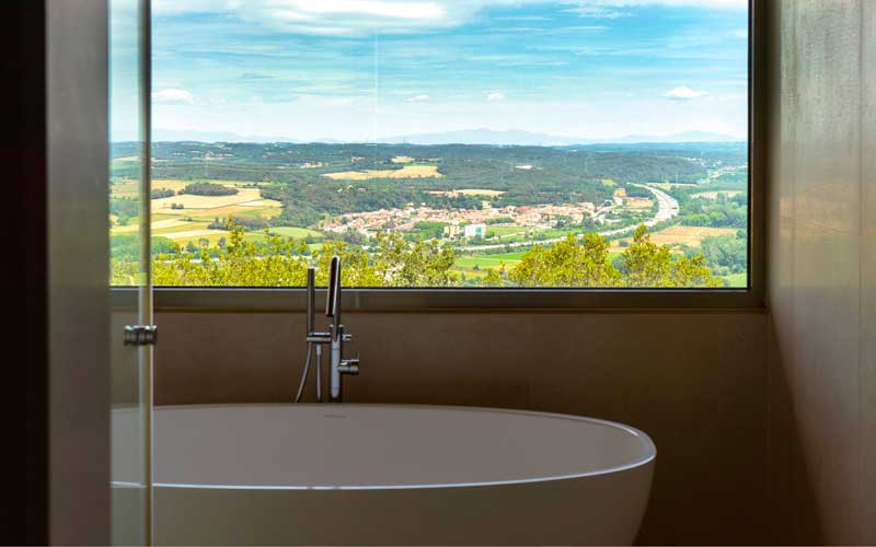 Hotel with a freestanding designer bathtub