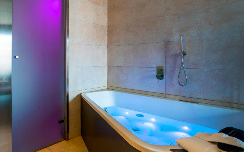 Suite with whirlpool bathtub near Barcelona