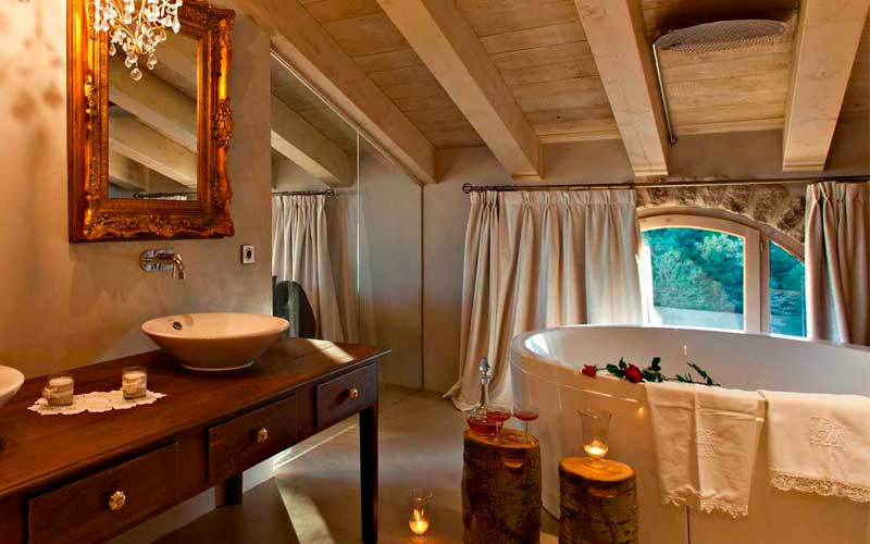 Rural hotel with a whirlpool bathtub