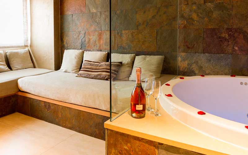 Hotel with a private whirlpool bathtub